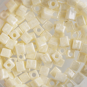 G38-604 4mm Cube Ivory Luster